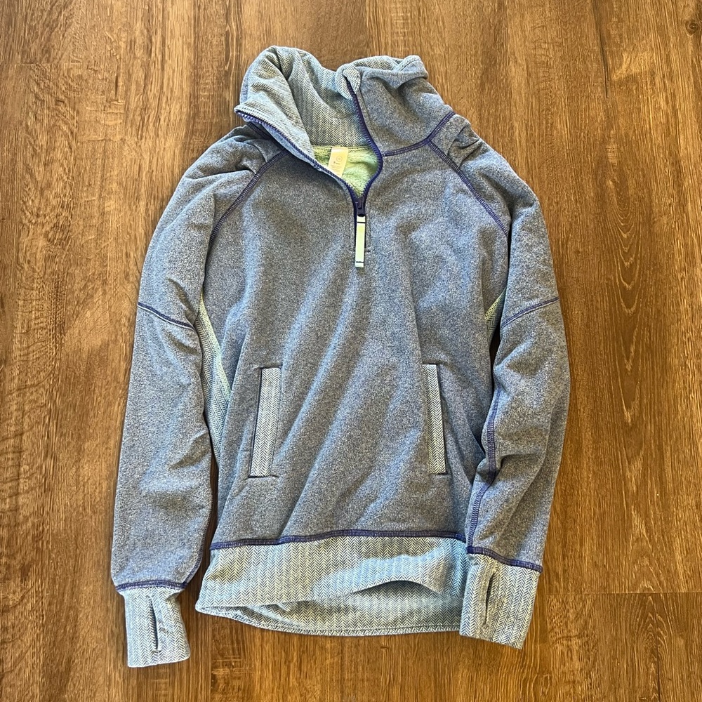 Ivivva size 10 Euc pullover .. fleece on the inside.. warm !